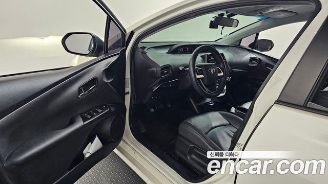 Toyota Prius (IV) 1.8 E 2017 — фото 10