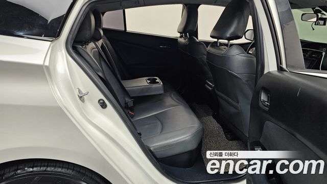 Toyota Prius (IV) 1.8 E 2017 — фото 11