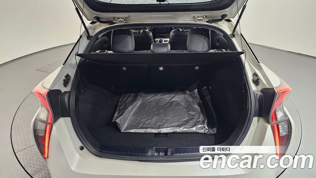 Toyota Prius (IV) 1.8 E 2017 — фото 19