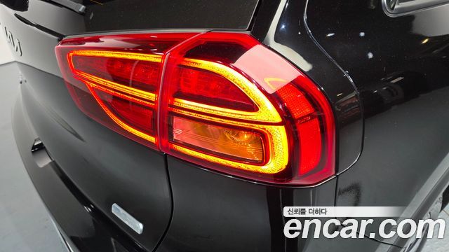 Kia Niro 1.6 HEV Prestige 2022 — фото 23
