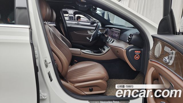 Mercedes-Benz E-Class (W213) E300e 4MATIC Exclusive 2023 — фото 11