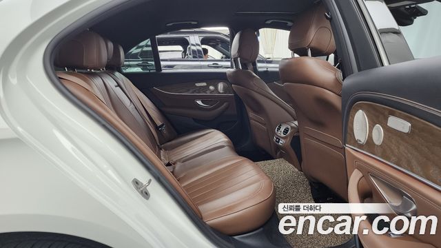 Mercedes-Benz E-Class (W213) E300e 4MATIC Exclusive 2023 — фото 12
