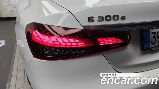 Mercedes-Benz E-Class (W213) E300e 4MATIC Exclusive 2023 — фото 23