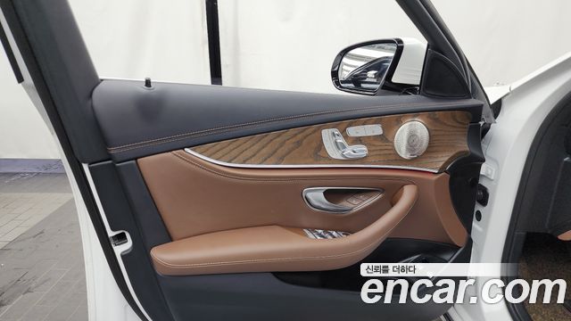 Mercedes-Benz E-Class (W213) E300e 4MATIC Exclusive 2023 — фото 24