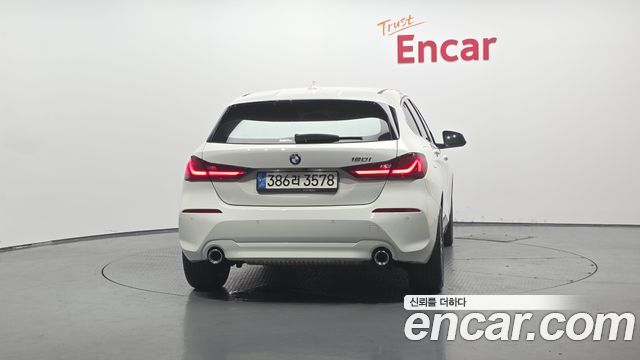 BMW 1 Series (F40) 120i Advantage 2022 — фото 4