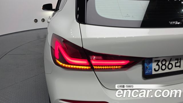 BMW 1 Series (F40) 120i Advantage 2022 — фото 23