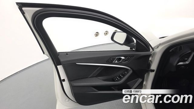 BMW 1 Series (F40) 120i Advantage 2022 — фото 24