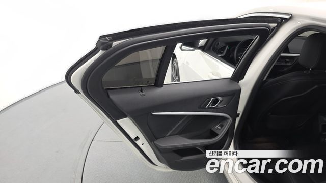 BMW 1 Series (F40) 120i Advantage 2022 — фото 25