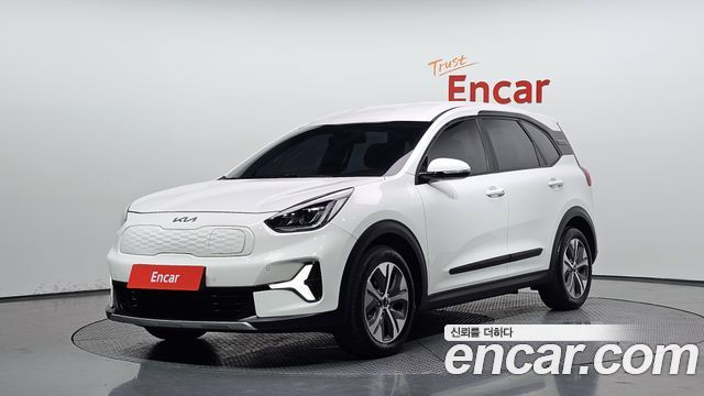 Kia Niro Plus Air 2023 — фото 1