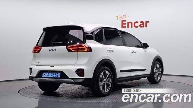 Kia Niro Plus Air 2023 — фото 2