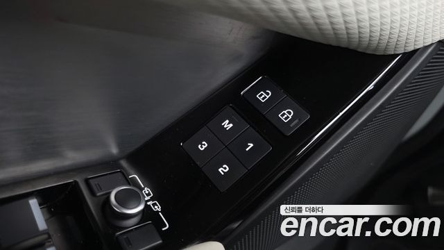 Land Rover Range Rover Velar 2.0 P250 R-Dynamic SE 2023 — фото 35