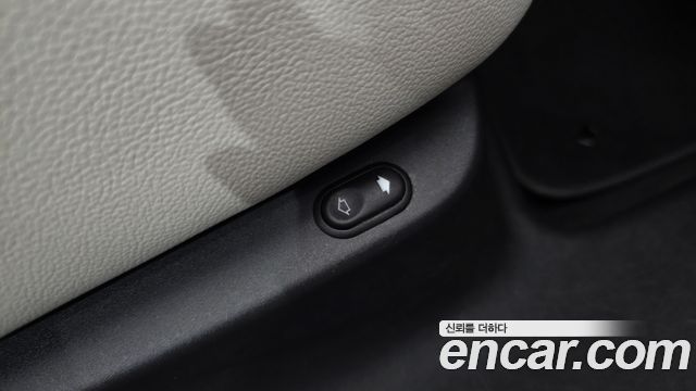 Land Rover Range Rover Velar 2.0 P250 R-Dynamic SE 2023 — фото 39