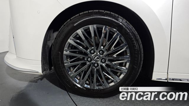 Lexus LM (II) 500h Royal 2025 — фото 5