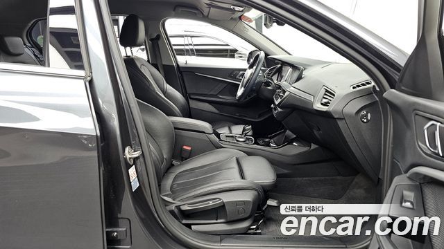 BMW 1 Series (F40) 120i Advantage 2021 — фото 15