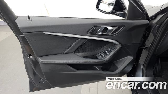 BMW 1 Series (F40) 120i Advantage 2021 — фото 30