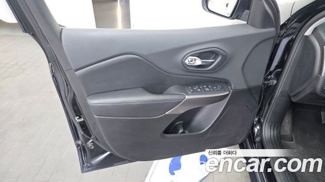 Jeep Cherokee (KL) 2.4 Longitude High AWD 2019 — фото 24