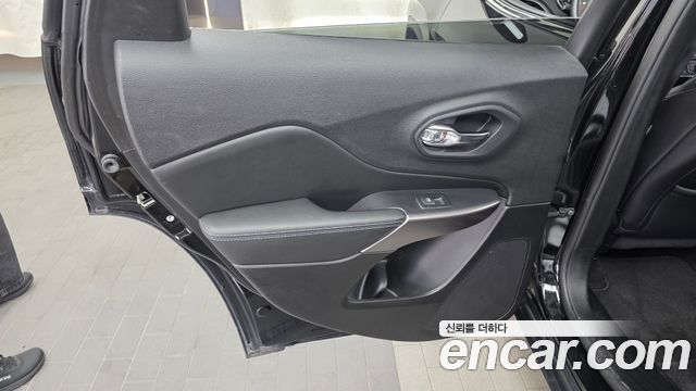 Jeep Cherokee (KL) 2.4 Longitude High AWD 2019 — фото 25