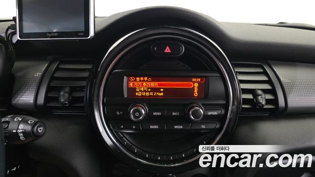 MINI Cooper 5Door Standard 3rd 2017 — фото 15