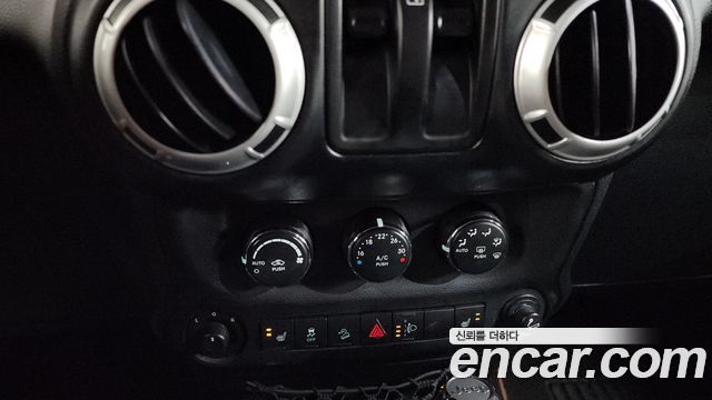 Jeep Wrangler (JK) 3.8 70th Anniversary 2011 — фото 20