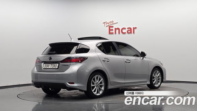 Lexus CT200h 1.8 Compact Luxury ZWA10 2011 — фото 2