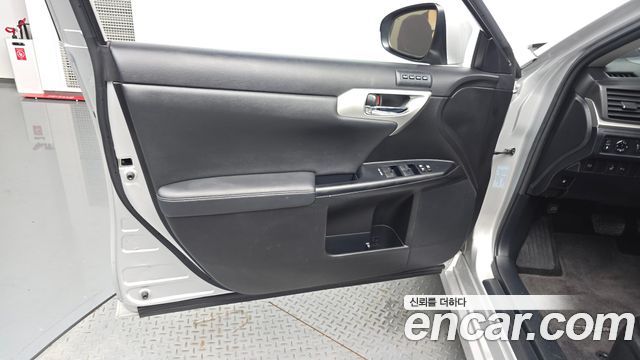 Lexus CT200h 1.8 Compact Luxury ZWA10 2011 — фото 24
