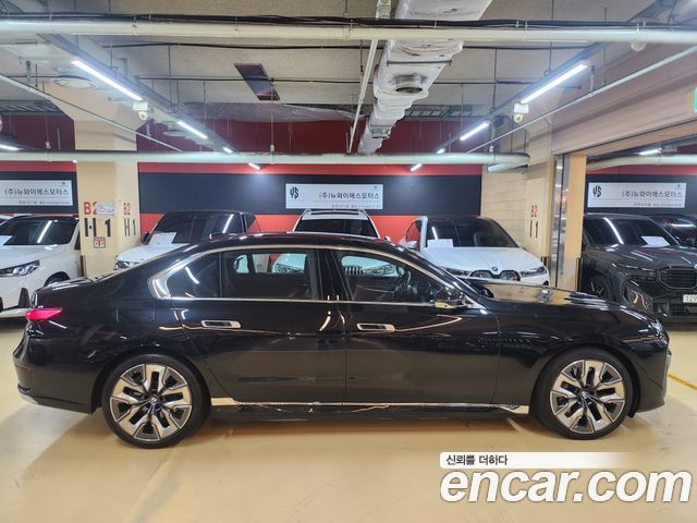 BMW 7 Series (G70) 750e xDrive Design Pure Excellence 2024 — фото 3