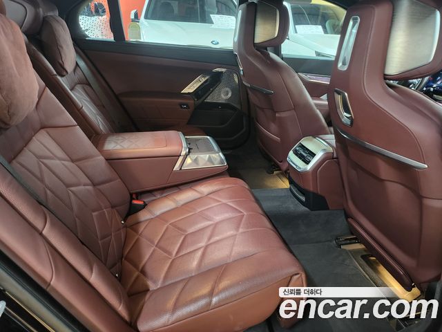 BMW 7 Series (G70) 750e xDrive Design Pure Excellence 2024 — фото 10