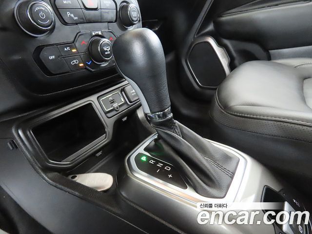 Jeep Renegade 2.4 Limited 2020 — фото 15