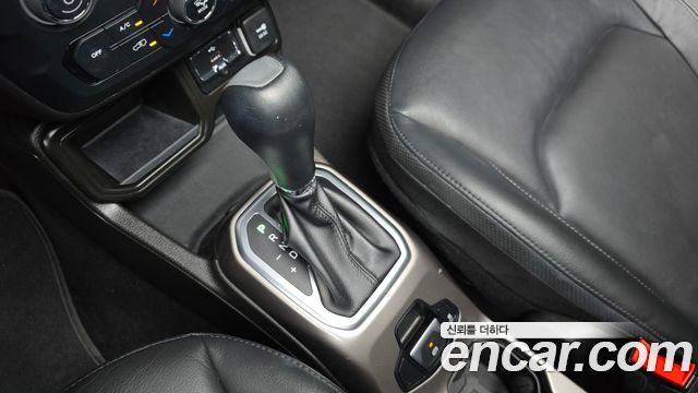 Jeep Renegade 2.4 Limited 2021 — фото 9