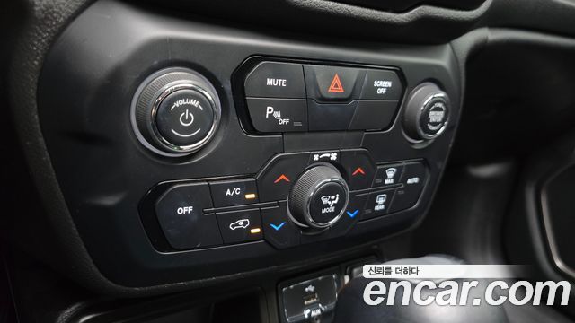 Jeep Renegade 2.4 Limited 2021 — фото 17