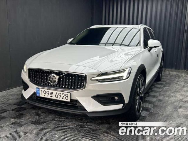 Volvo V60 Cross Country (II) B5 Ultimate AWD 2023 — фото 2