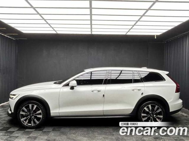 Volvo V60 Cross Country (II) B5 Ultimate AWD 2023 — фото 3