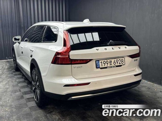 Volvo V60 Cross Country (II) B5 Ultimate AWD 2023 — фото 4