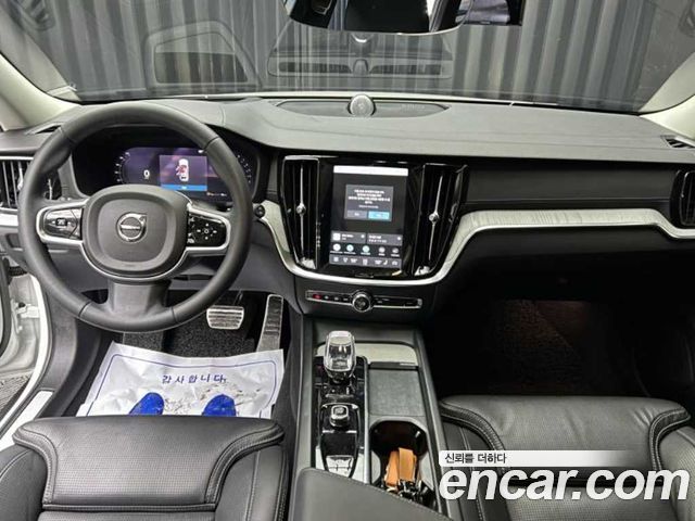 Volvo V60 Cross Country (II) B5 Ultimate AWD 2023 — фото 6