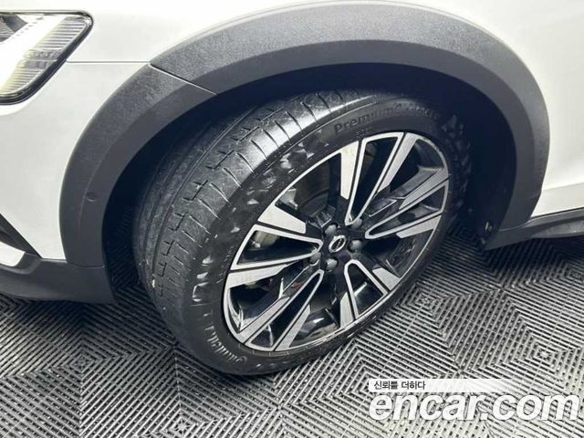Volvo V60 Cross Country (II) B5 Ultimate AWD 2023 — фото 23