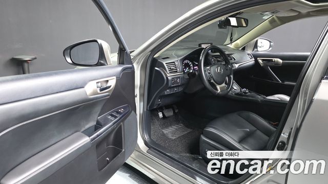 Lexus CT200h 1.8 Supreme ZWA10 2017 — фото 10