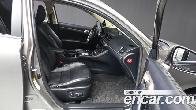 Lexus CT200h 1.8 Supreme ZWA10 2017 — фото 11