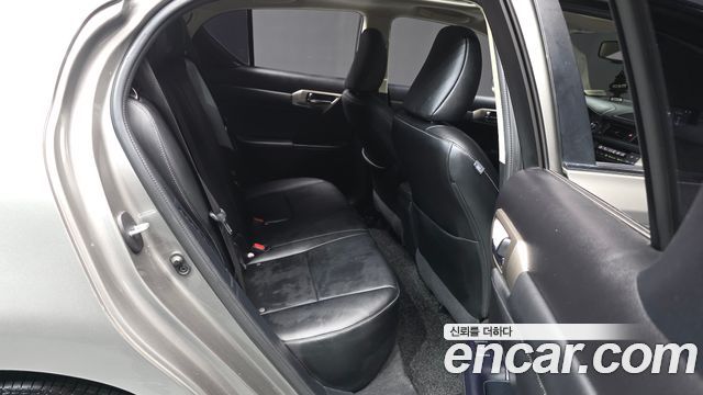 Lexus CT200h 1.8 Supreme ZWA10 2017 — фото 12