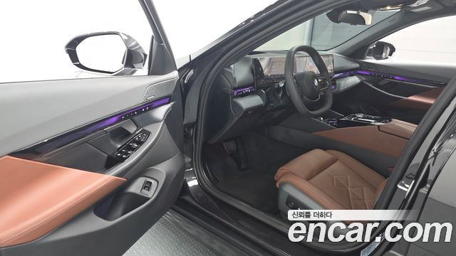 BMW 5 Series (G60) 530i xDrive 2025 — фото 10
