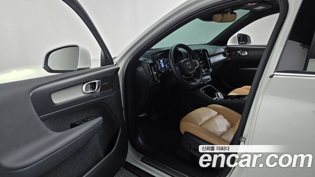 Volvo XC40 B4 Inscription 2021 — фото 10