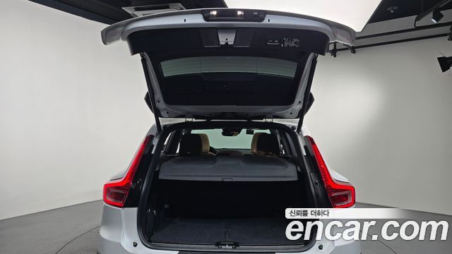Volvo XC40 B4 Inscription 2021 — фото 17
