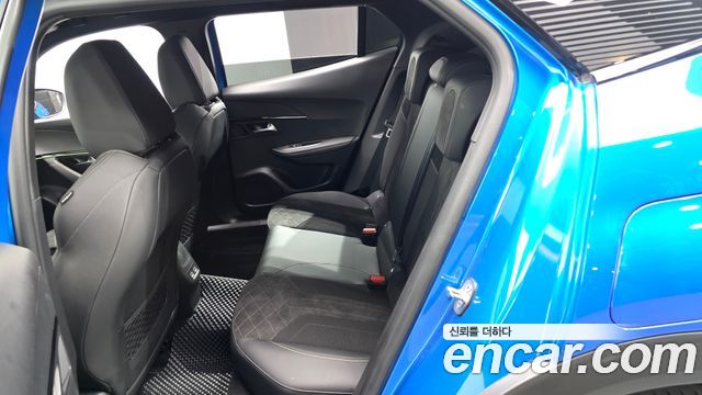 Peugeot e-2008 (II) EV GT 2023 — фото 16