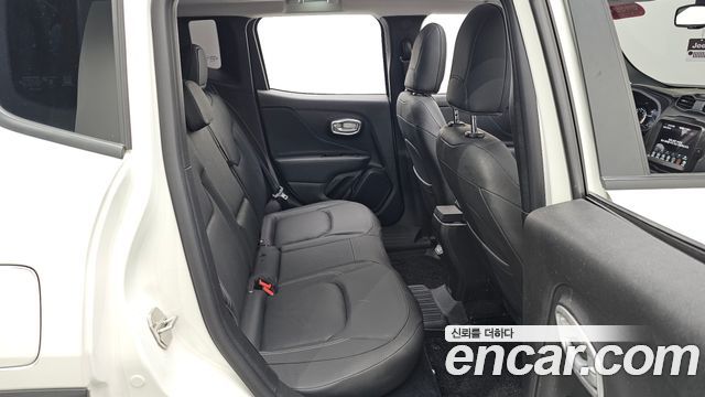 Jeep Renegade 1.3 Limited 2023 — фото 12