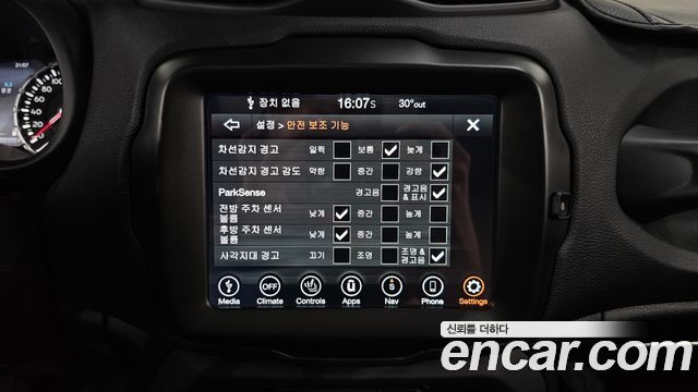 Jeep Renegade 1.3 Limited 2023 — фото 16