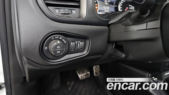 Jeep Renegade 1.3 Limited 2023 — фото 20
