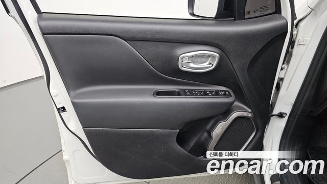 Jeep Renegade 1.3 Limited 2023 — фото 24