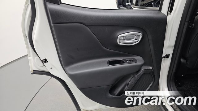 Jeep Renegade 1.3 Limited 2023 — фото 25