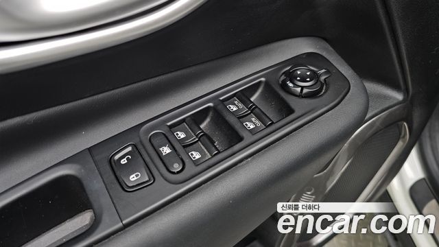 Jeep Renegade 1.3 Limited 2023 — фото 27