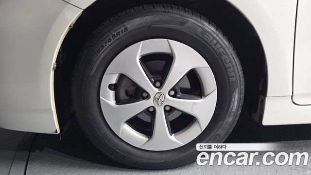 Toyota Prius 1.8 E 2015 — фото 5