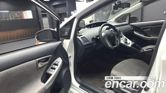 Toyota Prius 1.8 E 2015 — фото 10